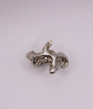 Load image into Gallery viewer, ๐๐ฉ๐ฆ ๐๐ณ๐ณ๐ฆ๐จ๐ถ๐ญ๐ข๐ณ ๐๐ถ๐ณ๐ท๐ฆ ๐๐ช๐ฏ๐จ