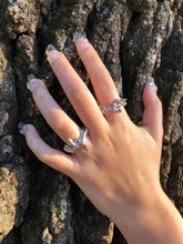 Load image into Gallery viewer, ๐๐ฉ๐ฆ ๐๐ฐ๐ฎ๐ง๐ฐ๐ณ๐ต ๐ฐ๐ง ๐๐ฏ ๐๐ต๐ฐ๐ฎ ๐๐ช๐ฏ๐จ