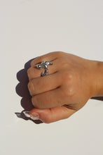 Load image into Gallery viewer, ๐๐ฉ๐ฆ ๐๐ณ๐ณ๐ฆ๐จ๐ถ๐ญ๐ข๐ณ ๐๐ถ๐ณ๐ท๐ฆ ๐๐ช๐ฏ๐จ