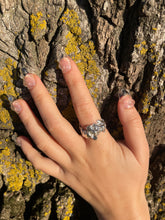 Load image into Gallery viewer, ๐๐ฉ๐ฆ ๐๐ช๐จ๐ฉ๐ต๐ฆ๐ฐ๐ถ๐ด ๐๐ช๐ฏ๐จ